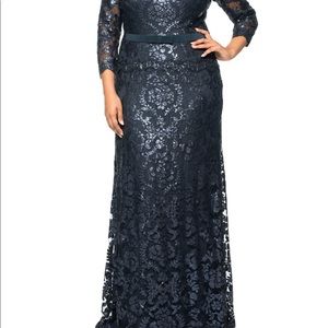 Tadashi Shoji
Paillette embroidered lace 3/4 sleeve gown size 10